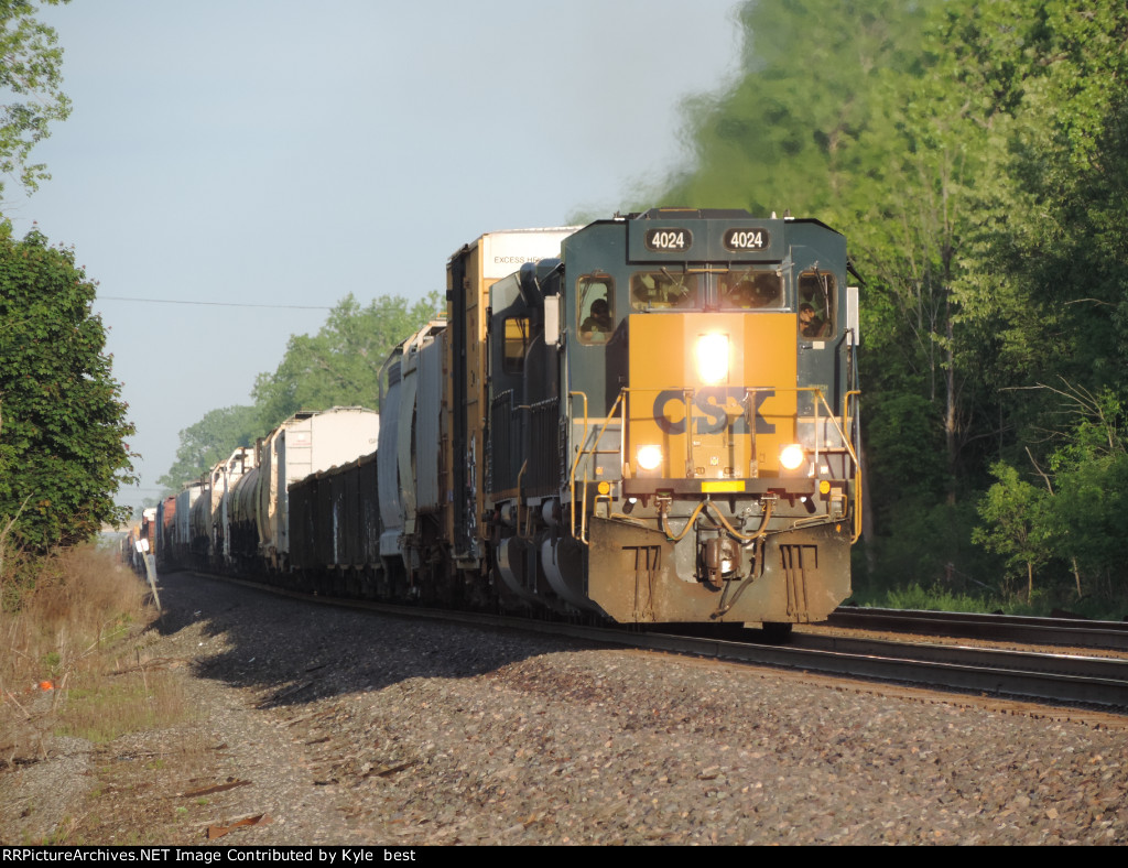 CSX 4024 on Q560 